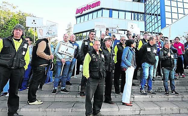Un momento de la concentración protagonizada ayer por trabajadores del astillero ante la sede de la empresa Ingeteam.