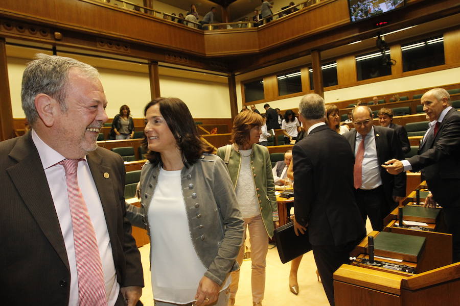 Los consejeros Azpiazu junto a Beatriz Artolazabal abandonan el hemiciclo.