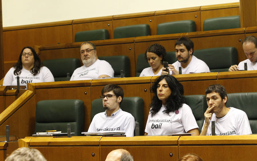 Los parlamentarios de Elkarrekin Podemos lucieron camisetas de apoyo a Cataluña.