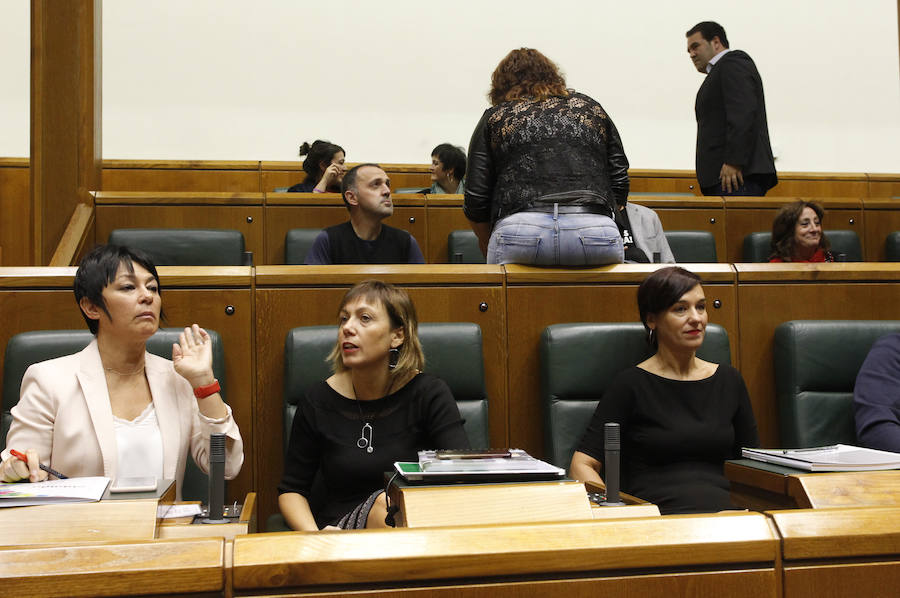 A la izquierda, Maddalen Iriarte, Miren Larrión y Jasone Agirre, parlamentarias de EH Bildu.