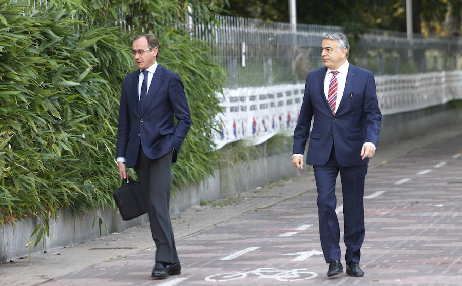 Alfonso Alonso, presidente del PP vasco y el delegado del gobierno, Javier de Andrés entrando al Parlamento.