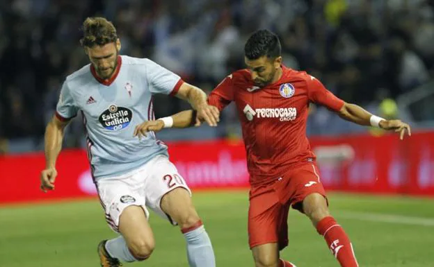 Sergi Gómez (i) pugna por un balón con Ángel Rodríguez.