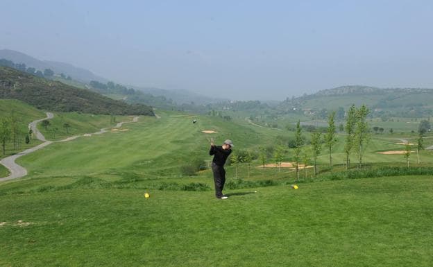 Un jugador practica golf en La Arboleda.