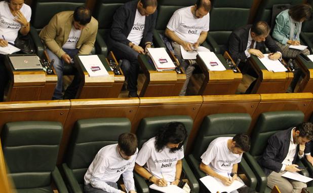 La bancada de Elkarrekin Podemos ha tenido un gesto con Cataluña al vestir camisetas con el mensaje 'Demokrazia bai'.