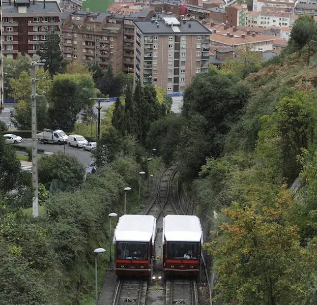 Los dos coches del funicular en el paso donde se cruan en su camino ascendente y descendente.