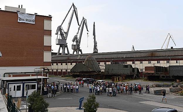 Concentración de trabajadores de la Naval de Sestao, en la entrada del Astillero antes de la llegada de los accionistas.