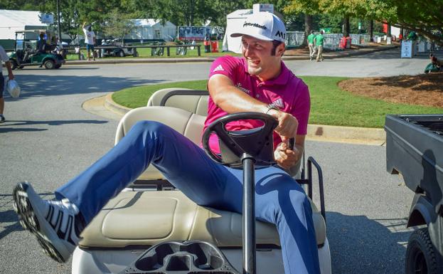 Jon Rahm juega con el vehículo para transportar los palos en las instalaciones de East Lake, donde se disputa el Circuito Americano. 