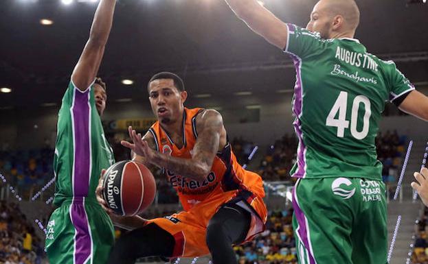 Erick Green salta entre James Augustine y Jeff Brooks.