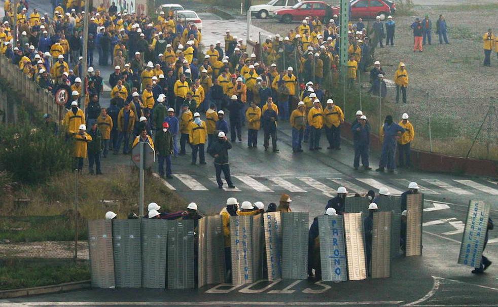 Protesta de los trabajadores de La Naval en 2004, dos años antes de la privatización. 