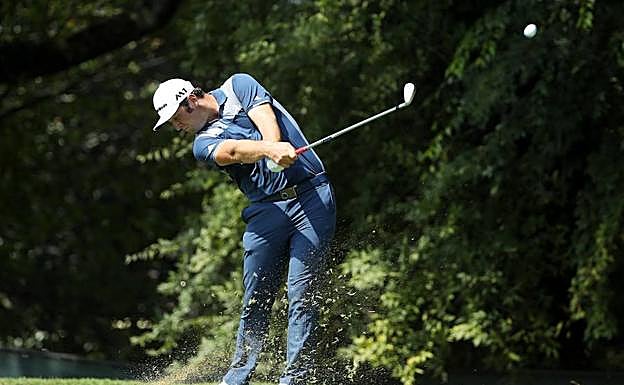 Rahm golpe la bola desde el tee del segundo hoyo en la jornada del viernes.