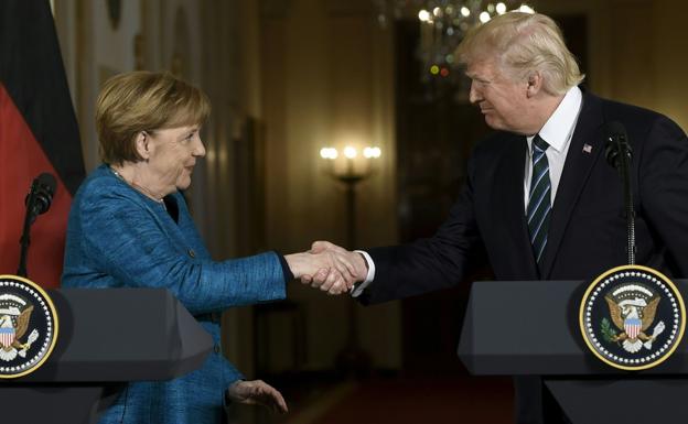 Angela Merkel saluda a Donald Trump.