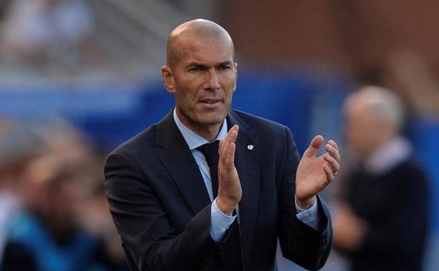 Zinedine Zidane anima a sus jugadores en Mendizorroza. 