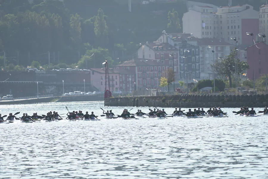 La gran regata de piragüas de la Ría ha reunido a cientos de participantes