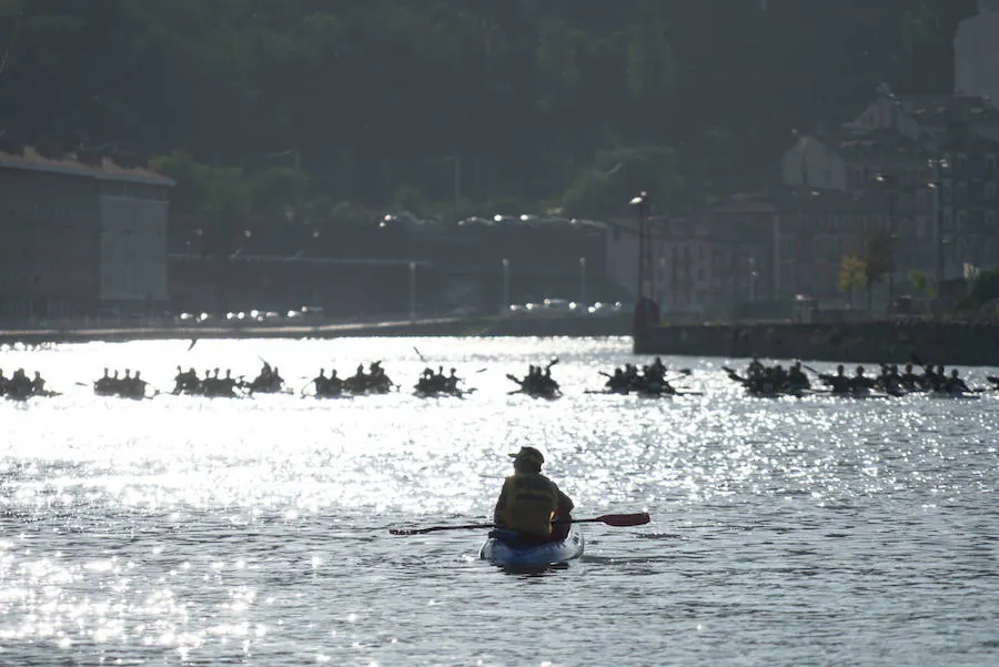 La gran regata de piragüas de la Ría ha reunido a cientos de participantes