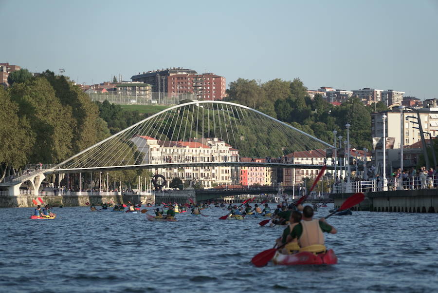 La gran regata de piragüas de la Ría ha reunido a cientos de participantes