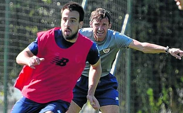 Ziganda da indicaciones a Beñat ayer en Lezama. 