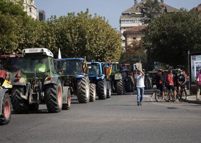 Imagen secundaria 1 - Arriba, agentes de los Mossos patrullan las Ramblas de Barcelona. A la izquierda, un millar de tractores se concentraron ayer en Lleida. A la derecha, colocación de carteles a favor de referéndum. 