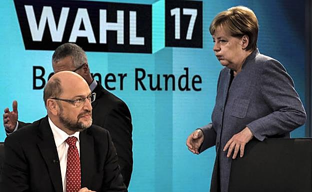 Angela Merkel observa a Martin Schulz, antes del programa televisivo en el que analizaron los resultados electorales, conocido como la 'ronda de los elefantes'. 