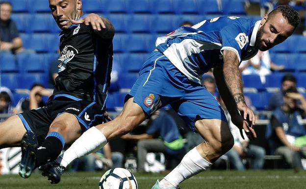 Sergi Darder retiene el balón ante Guilherme dos Santos.