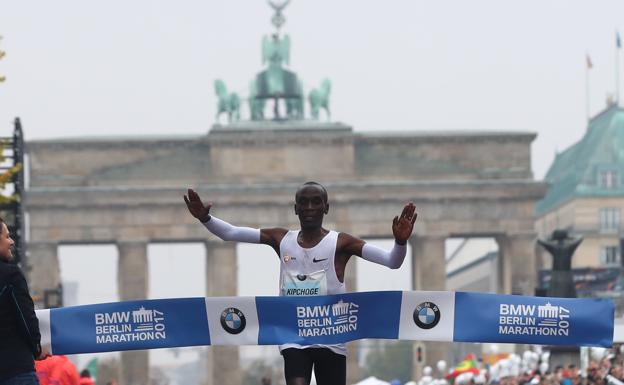 Kipchoge gana en la meta de Berlín.