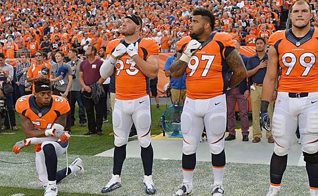 Cada vez más deportistas optan por no escuchar el himno en pie. 