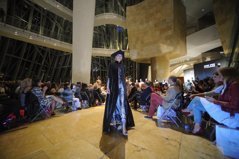 El diseñador vasco conmemora sus 15 años en la moda con un desfile en el vestíbulo del museo