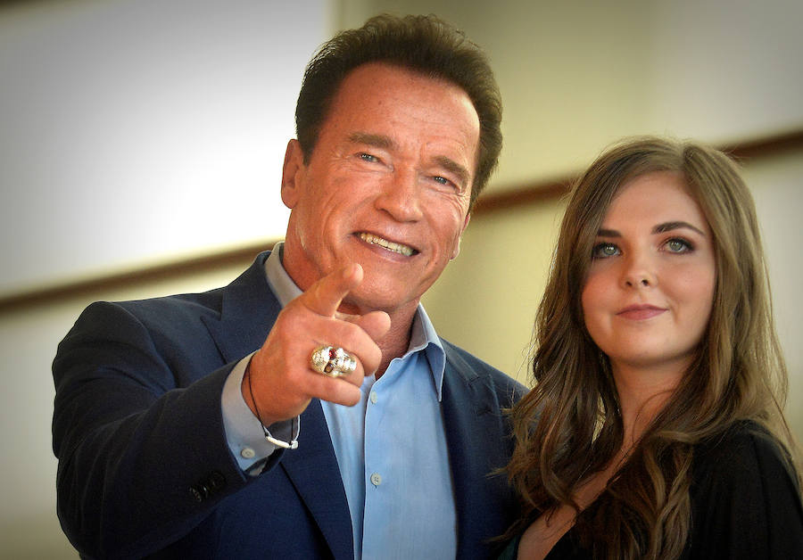 El actor Arnold Schwarzenegger y la cantante Maisy Kay.