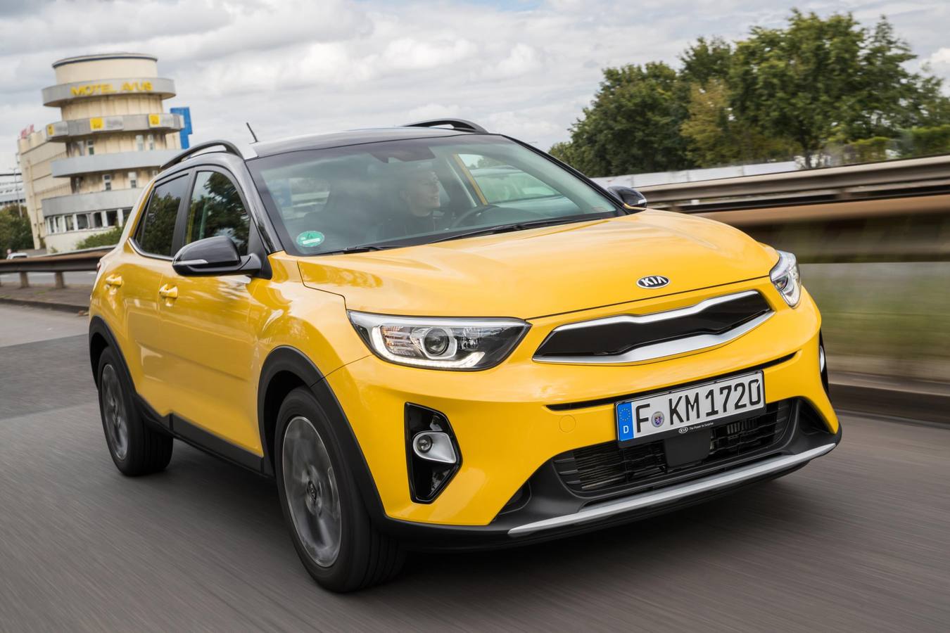 Con poco más de 4,10 metros de longitud, el nuevo Kia Stonic es un SUV compacto, con un inconfundible estilo europeo y las mayores posibilidades de personalización que haya tenido nunca un coche de la marca. A la venta desde 12.919 euros. 