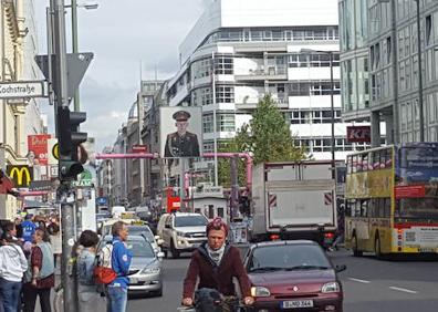 Imagen secundaria 1 - 1. El Bundestag. 2. Check Point Charlie. 3. El polémico monumento del Holocausto.