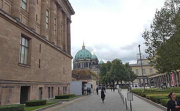 Imagen principal - 1. La Isla de los Museos, con la Catedral de Berlín al fondo. 2. La peculiar entrada al museo de Ana Frank, ubicado en el barrio judío. 3. El mercadillo dominical de Mauerpark.