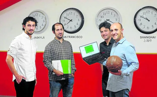 Garikoitz Fullaondo (a la derecha) junto a los miembros de su equipo Alberto de la Fuente, Rubén Verdute y Nacho Merino.