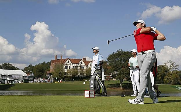 Rahm golpea en el tee número 16 en la ronda final del torneo.