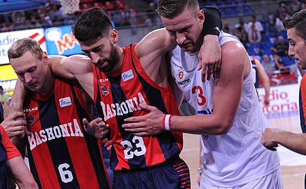 Shengelia abandonó la cancha apoyado sobre los hombros de Alen Omic y Janis Timma sin poder apoyar el pie izquierdo