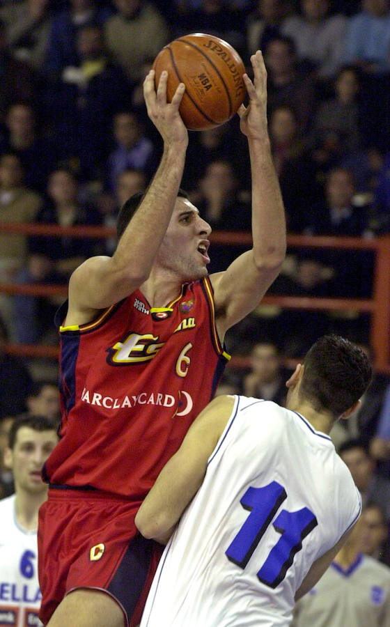 Mumbrú, durante un partido en Atenas en 2002
