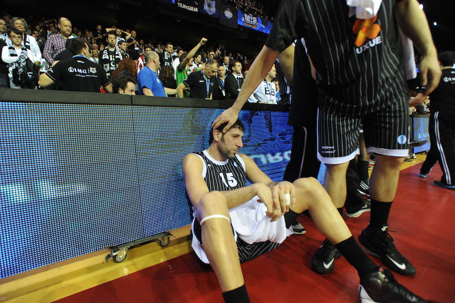 Mumbrú es consolado por su compañeros tras un partido en 2015