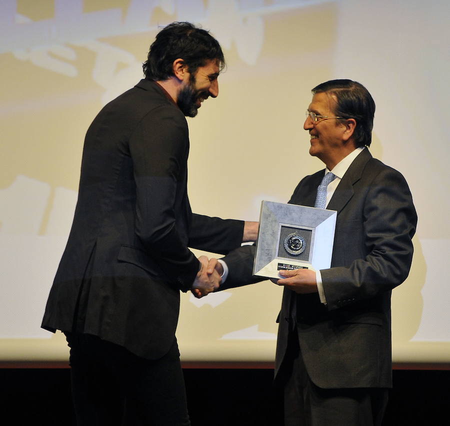 Alex Mumbrú recibe su galardon de manos del presidente de EL CORREO, Enrique de Ybarra, en la gala del deporte de EL CORREO celebrada en enero de 2017.