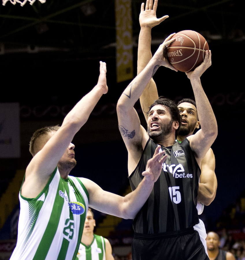 Mumbrú lucha por un balón en 2017.