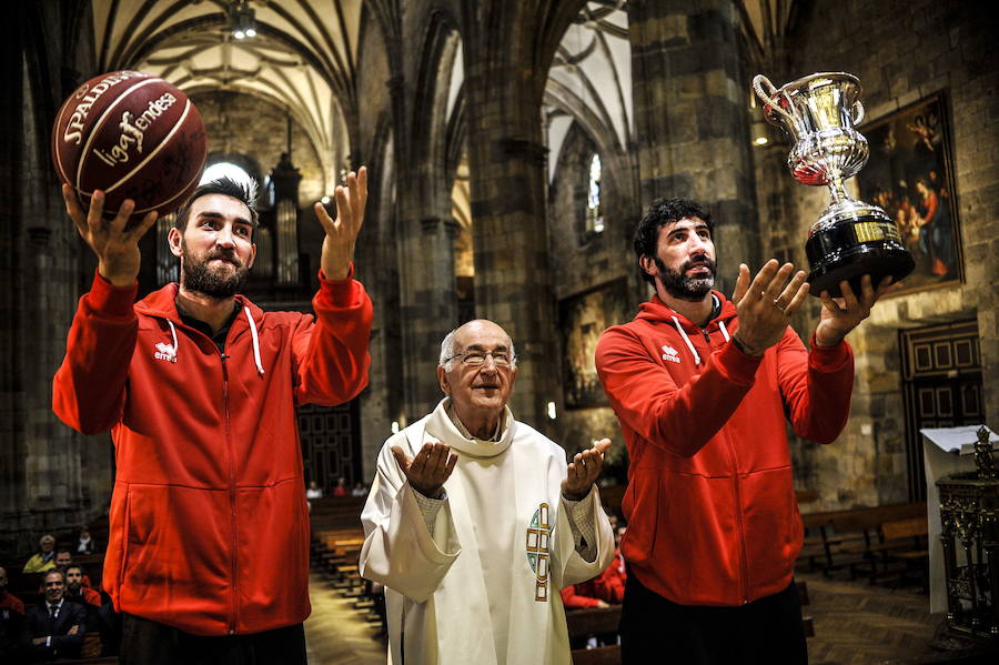 Axel Hervelle y Alez Mumbrú ofrecen el balón de la Liga y la Euskal Kopa a la Virgen de Begoña este 2017.