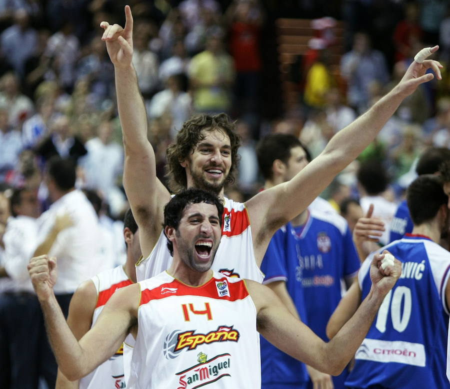 Gasol y Mumbrú celebran la victoria ante Serbia en la final del Eurobasket en 2009.