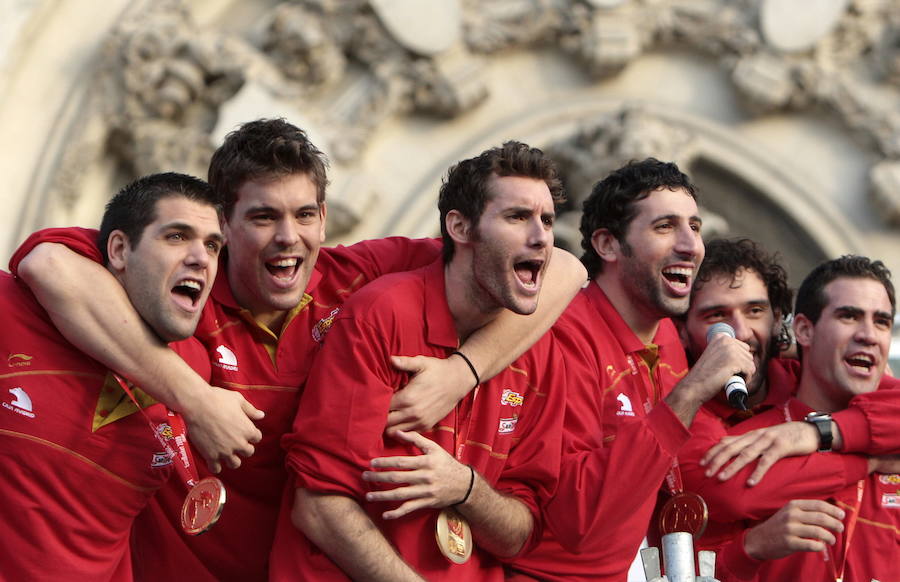 Felipe Reyes, Marc Gasol, Rudy Fernandez, Alex Mumbrú, Jorge Garbajosa y Carlos Cabezas, durante la celebración del triunfo del Eurobasket en 2009.