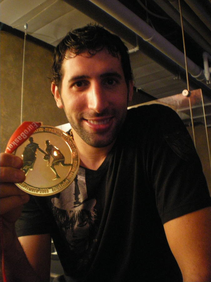 Mumbrú posa con la medalla de oro conseguida en el Eurobasket en 2009.