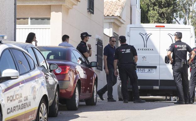 Varios policías en la calle de Cartagena donde asesinaron a una mujer de 20 años.