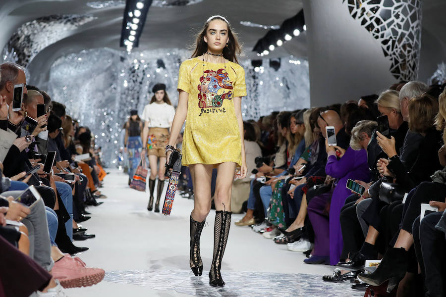 La firma homenajea con sus diseños a la artista franco-estadounidense en la Semana de la Moda de París