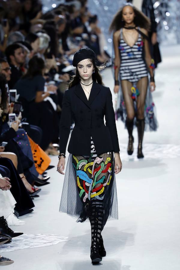 La firma homenajea con sus diseños a la artista franco-estadounidense en la Semana de la Moda de París