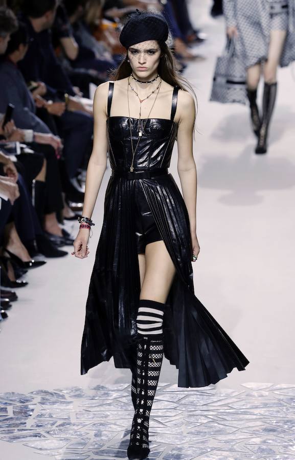 La firma homenajea con sus diseños a la artista franco-estadounidense en la Semana de la Moda de París