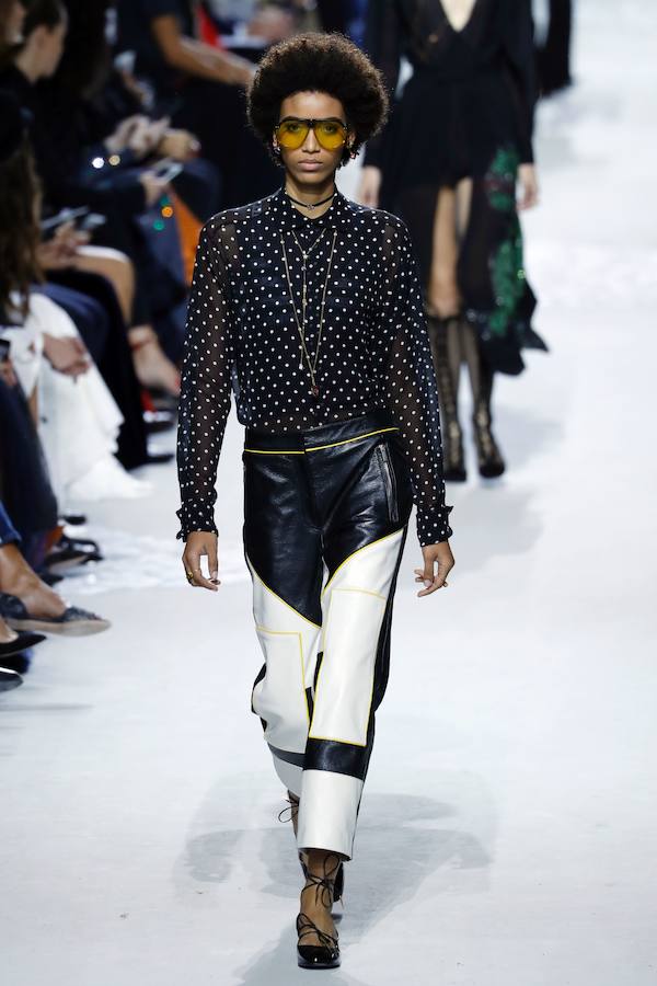 La firma homenajea con sus diseños a la artista franco-estadounidense en la Semana de la Moda de París