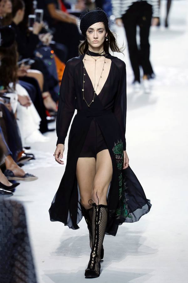 La firma homenajea con sus diseños a la artista franco-estadounidense en la Semana de la Moda de París