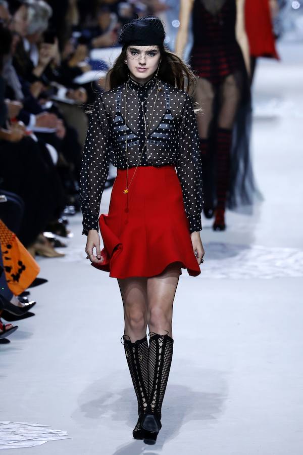 La firma homenajea con sus diseños a la artista franco-estadounidense en la Semana de la Moda de París