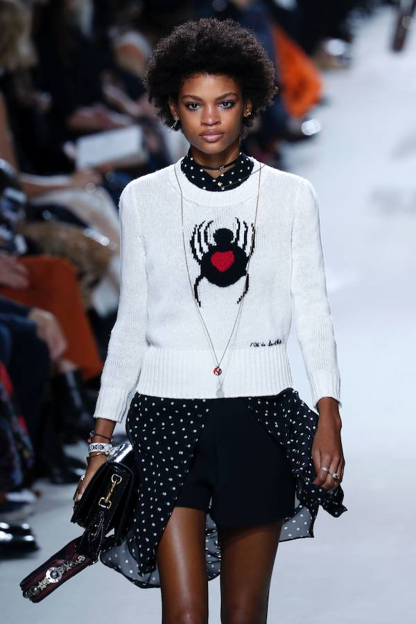 La firma homenajea con sus diseños a la artista franco-estadounidense en la Semana de la Moda de París