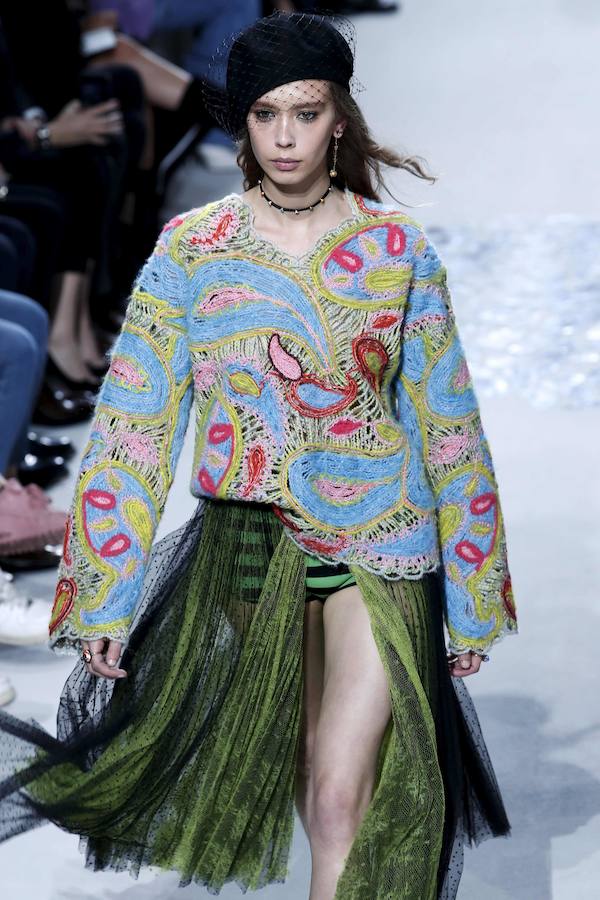 La firma homenajea con sus diseños a la artista franco-estadounidense en la Semana de la Moda de París